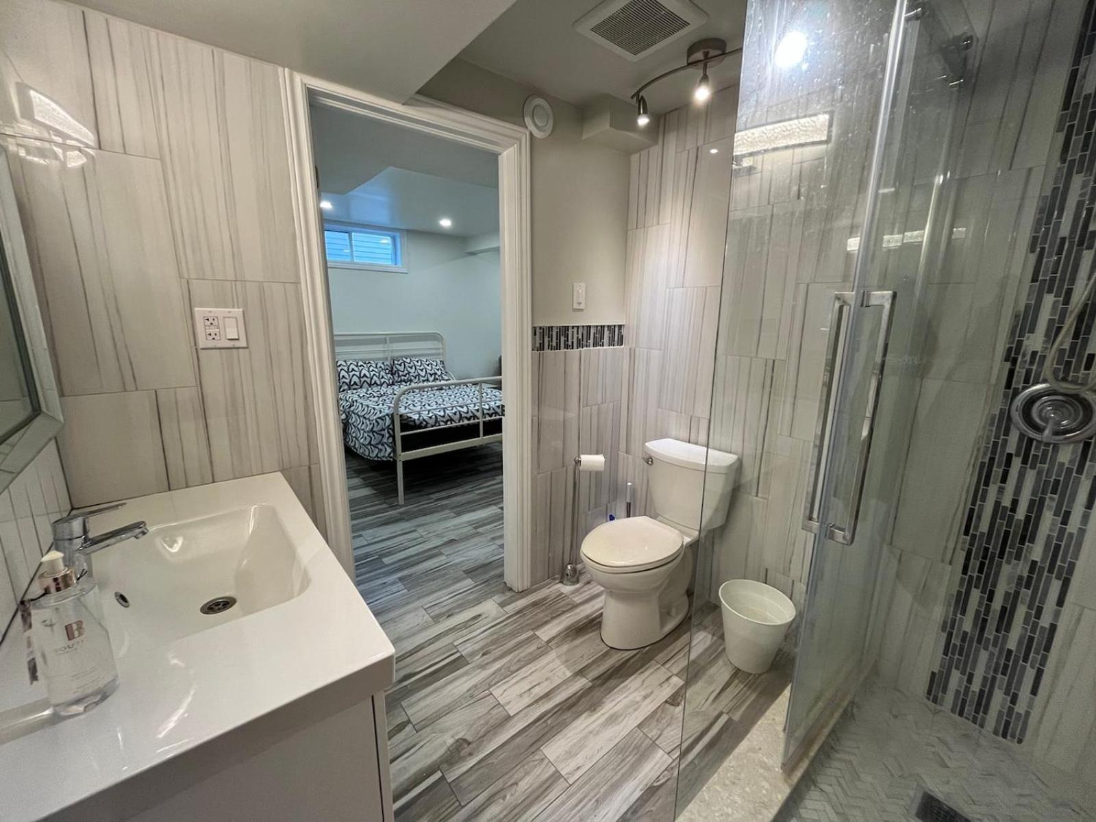 Modern Studio With Kitchenette And Bath Guelph Buitenkant foto