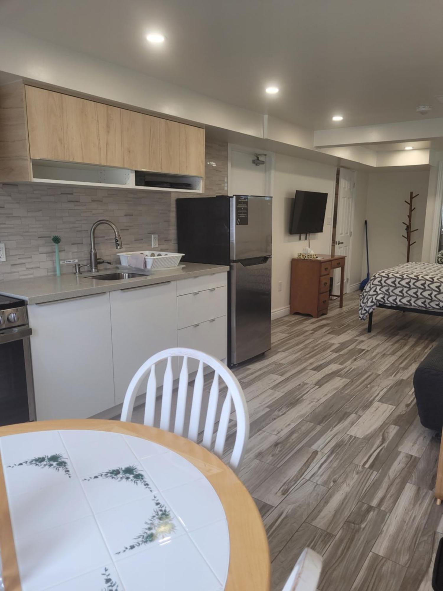 Modern Studio With Kitchenette And Bath Guelph Buitenkant foto